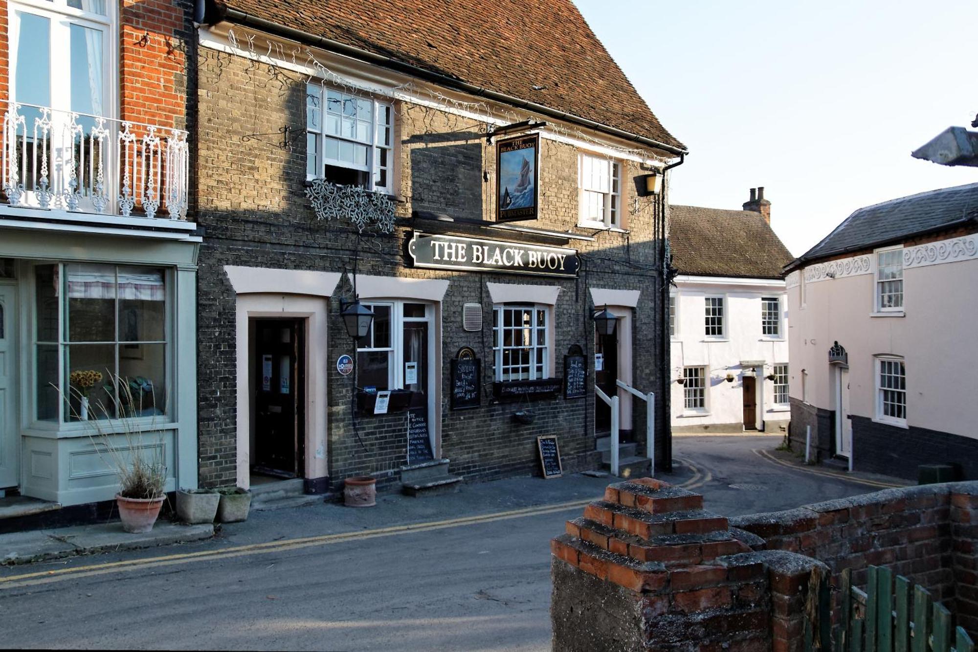 Queens Cottage, Wivenhoe Stylish, Plush, Cosy, Convenient & Quirky, 2X Double Bed Period Cottage Plus Patio - 9 Min Walk Train, 4 Min Walk High Street Pubs, Restaurants, Shops Exterior photo
